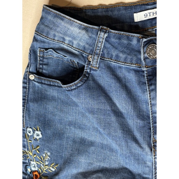 9th & Main Women's Light Blue Distressed Floral Embroidered Flare Jeans Size 8 - Picture 6 of 12